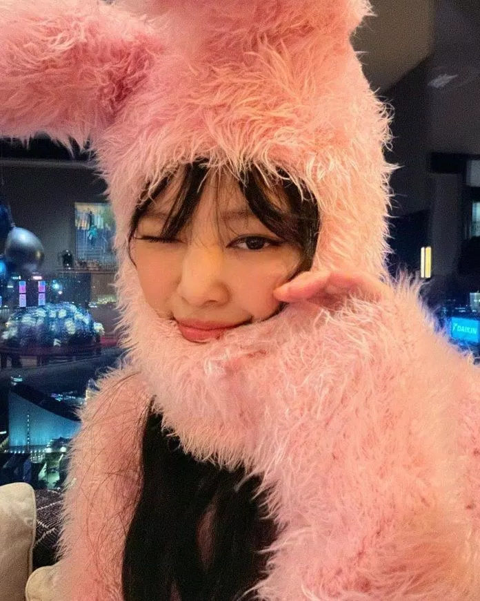 Chú thỏ hồng Jennie khiến fans xuýt xoa vì quá đáng yêu. (Ảnh: Internet)