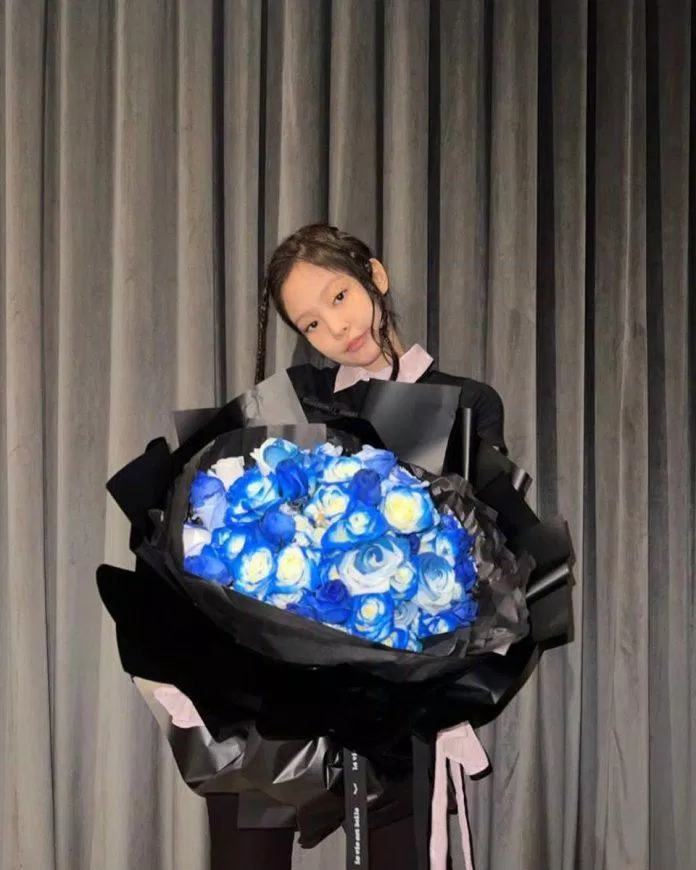 Mẹ Jennie luôn gửi tặng cô một bó hoa hồng xanh mỗi năm vào ngày sinh nhật (Ảnh: Internet)