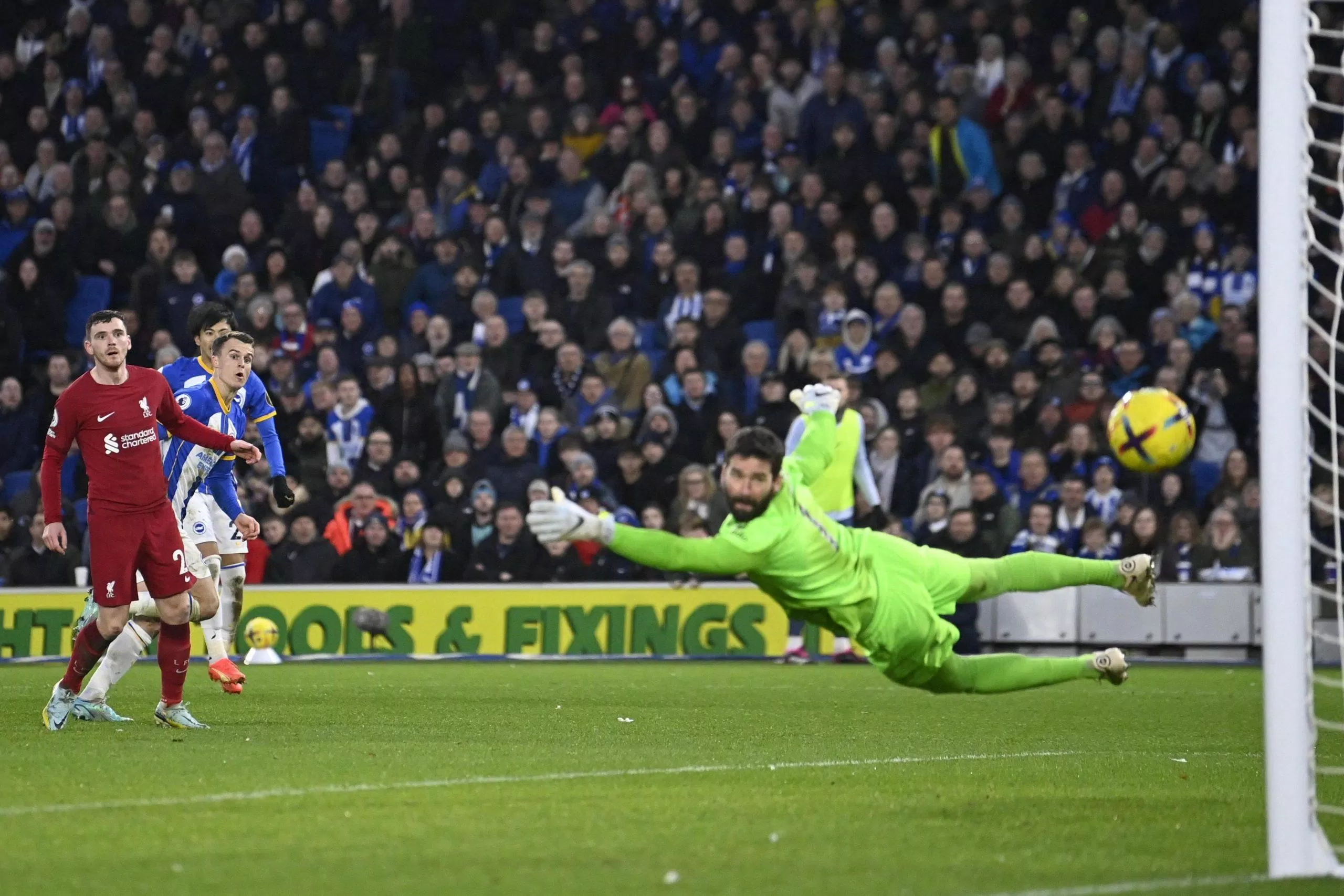 Solly March ghi bàn thắng tuyệt đẹp vào lưới Alisson trước khi Danny Welbeck ấn định tỉ số 3-0 cho Brighton (Ảnh: Internet)