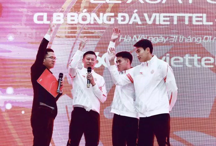 HLV trưởng Thạch Bảo Khanh cùng các cầu thủ Nhâm Mạnh Dũng, Khuất Văn Khang cùng quyết tâm cho mùa giải mới. (Ảnh: Internet) HLV trưởng Thạch Bảo Khanh cùng các cầu thủ Nhâm Mạnh Dũng, Khuất Văn Khang cùng quyết tâm cho mùa giải mới. (Ảnh: Internet)