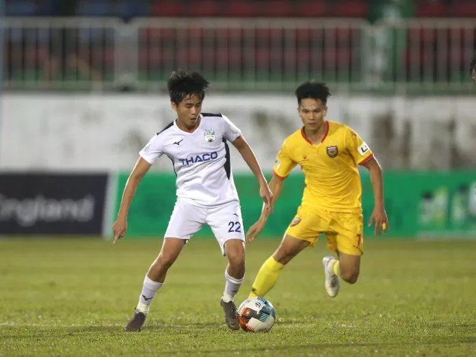 Phan Thanh Hậu (áo trắng) cũng được điền tên vào danh sách đội một HAGL tham dự V-League 2015 (Ảnh: Internet)