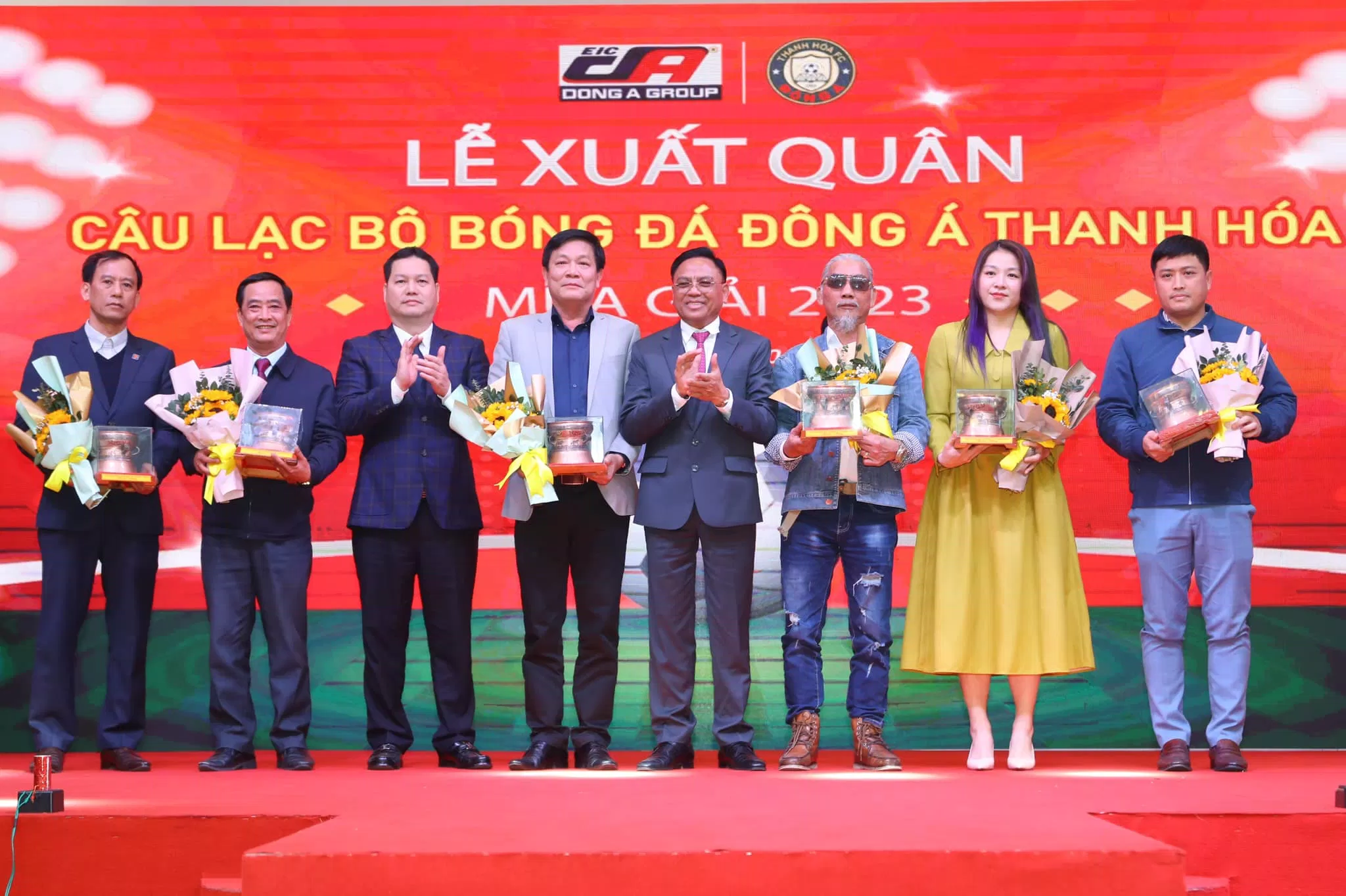 Tại buổi lễ, CLB Đông Á Thanh Hóa ra mắt ban huấn luyện, các cầu thủ, nhà tài trợ, áo đấu mùa giải 2023. (Ảnh: Internet) Tại buổi lễ, CLB Đông Á Thanh Hóa ra mắt ban huấn luyện, các cầu thủ, nhà tài trợ, áo đấu mùa giải 2023. (Ảnh: Internet)