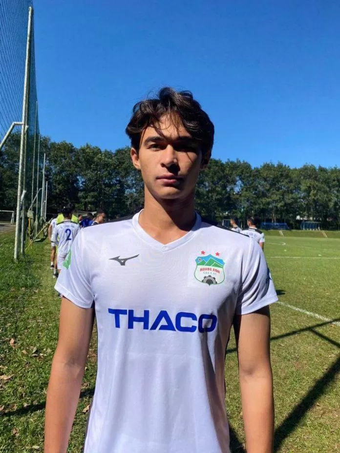 Mùa giải 2021, CLB TP.HCM đã đồng ý để Tiêu Exal gia nhập HAGL theo bản hợp đồng cho mượn có thời hạn 2 năm (Ảnh: Internet) Mùa giải 2021, CLB TP.HCM đã đồng ý để Tiêu Exal gia nhập HAGL theo bản hợp đồng cho mượn có thời hạn 2 năm (Ảnh: Internet)
