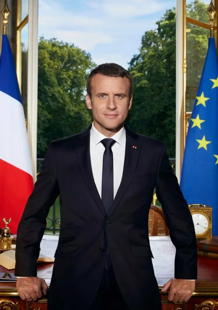 Cả nước Pháp đều buồn, nhưng tổng thống đang cười (Ảnh: Internet)