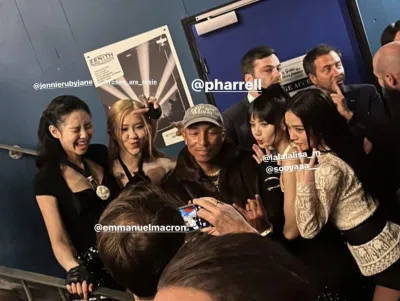 Tổng thống Pháp đã chụp ảnh cho BLACKPINK và Pharrell Williams. (Ảnh: Internet) Tổng thống Pháp đã chụp ảnh cho BLACKPINK và Pharrell Williams. (Ảnh: Internet)