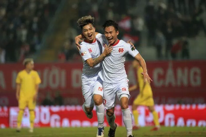 Ngay sau khi kết thúc mùa giải 2022, Hải Phòng đã đàm phán với HAGL để mượn tiếp Triệu Việt Hưng (bên phải) theo bản hợp đồng kéo dài 2 năm (Ảnh: Internet) Ngay sau khi kết thúc mùa giải 2022, Hải Phòng đã đàm phán với HAGL để mượn tiếp Triệu Việt Hưng (bên phải) theo bản hợp đồng kéo dài 2 năm (Ảnh: Internet)