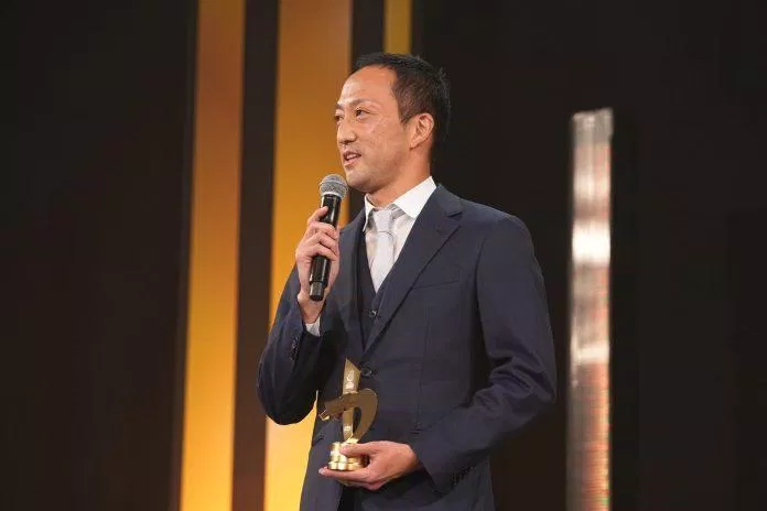 Ông Jumpei Iida giành giải trọng tài xuất sắc nhất năm tại lễ trao giải J-League 2021 (Ảnh: Internet)