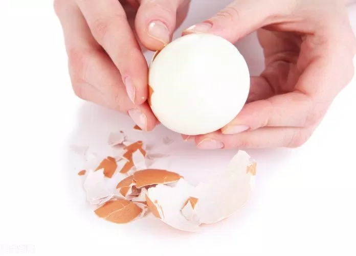 Lăn mắt bằng trứng gà giúp giảm sưng (Ảnh: Internet)