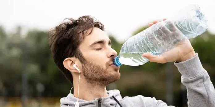 Bạn chỉ nên cung cấp một lượng nước vừa đủ cho cơ thể trước khi luyện tập (Ảnh: Internet)