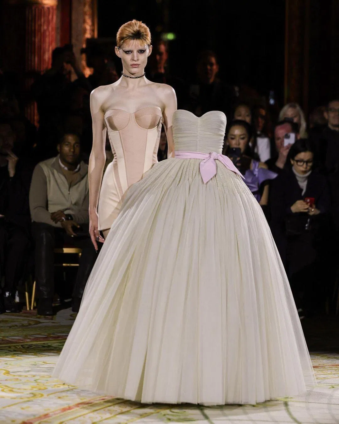 Người mẫu diện thiết kế của Viktor&Rolf sải bước trên sàn diễn (Ảnh: Viktor&Rolf)