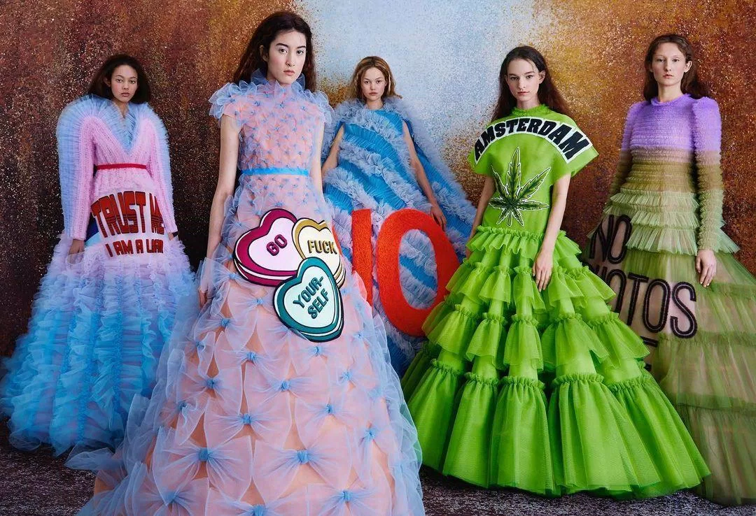 Thiết kế lấy cảm hứng từ meme thuộc BST Viktor & Rolf Spring 2019 Couture (Ảnh: Instagram/@viktorandrofl)