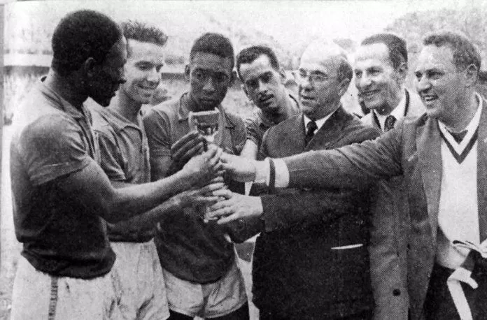 Pele vẫn có được danh hiệu vô địch thế giới thứ 2 trong sự nghiệp dù cho ông không có nhiều đóng góp quan trọng (Ảnh: Internet) Pele vẫn có được danh hiệu vô địch thế giới thứ 2 trong sự nghiệp dù cho ông không có nhiều đóng góp quan trọng (Ảnh: Internet)