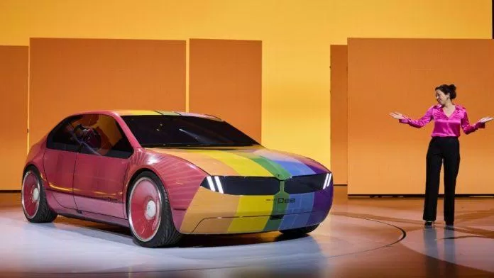 Xe BMW i Vision Dee có khả năng thay đổi màu bên ngoài (Ảnh: Internet) Xe BMW i Vision Dee có khả năng thay đổi màu bên ngoài (Ảnh: Internet)