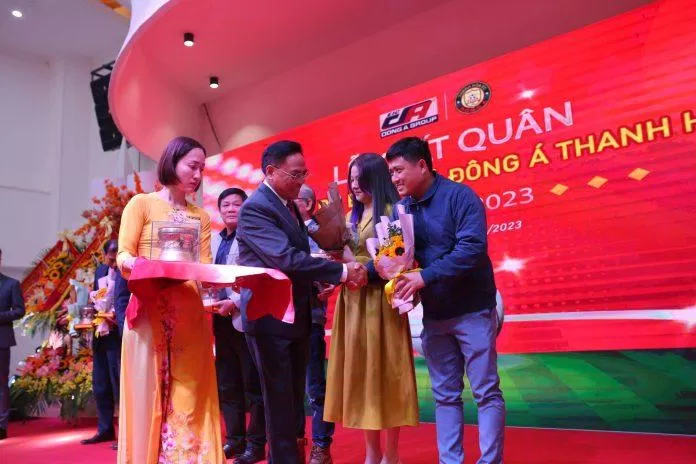 Cũng tại buổi lễ, CLB Đông Á Thanh Hóa đã ra mắt ban huấn luyện, các cầu thủ, nhà tài trợ, áo đấu mùa giải 2023. (Ảnh: Internet) Cũng tại buổi lễ, CLB Đông Á Thanh Hóa đã ra mắt ban huấn luyện, các cầu thủ, nhà tài trợ, áo đấu mùa giải 2023. (Ảnh: Internet)