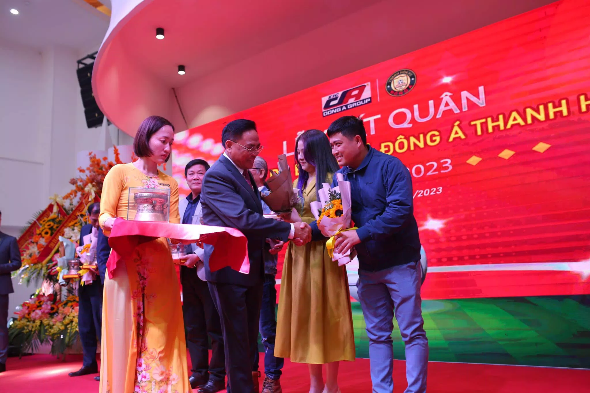 Cũng tại buổi lễ, CLB Đông Á Thanh Hóa đã ra mắt ban huấn luyện, các cầu thủ, nhà tài trợ, áo đấu mùa giải 2023. (Ảnh: Internet) Cũng tại buổi lễ, CLB Đông Á Thanh Hóa đã ra mắt ban huấn luyện, các cầu thủ, nhà tài trợ, áo đấu mùa giải 2023. (Ảnh: Internet)