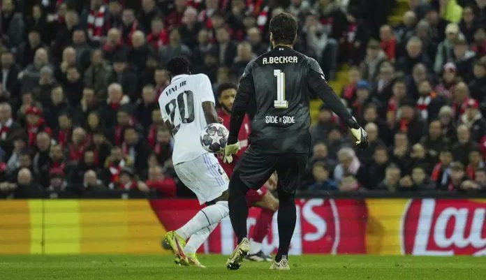 Alisson Becker phạm sai lầm ngớ ngẩn khiến Liverpool đánh mất lợi thế ngay trong hiệp 1 (Ảnh: Internet) Alisson Becker phạm sai lầm ngớ ngẩn khiến Liverpool đánh mất lợi thế ngay trong hiệp 1 (Ảnh: Internet)