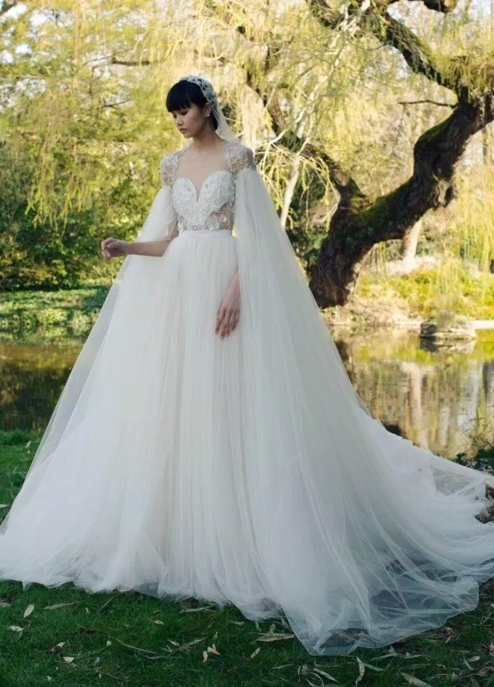 Áo choàng với chiếc tà dài giúp cô dâu trở thành những nàng công chúa trong ngày cưới. Nguồn: internet