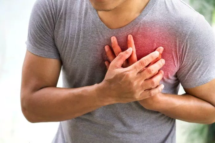 Đau ngực là dấu hiệu điển hình nhất của bệnh tim (Ảnh: Internet) Đau ngực là dấu hiệu điển hình nhất của bệnh tim (Ảnh: Internet)