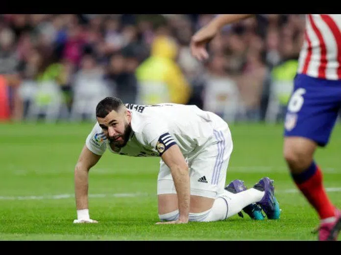 Các cầu thủ Real Madrid liên tục nhồi bóng tới vị trí của Benzema nhưng anh vẫn chưa thể có được bàn thắng (Ảnh: Internet) Các cầu thủ Real Madrid liên tục nhồi bóng tới vị trí của Benzema nhưng anh vẫn chưa thể có được bàn thắng (Ảnh: Internet)