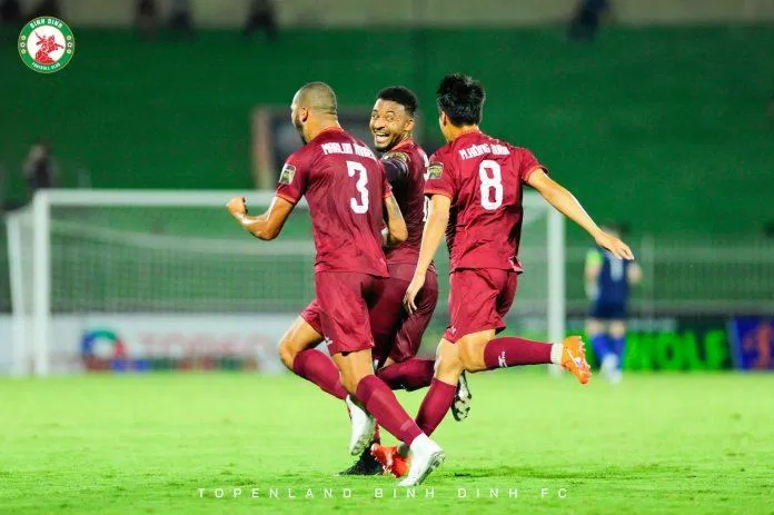 Rafaelson đã có bàn thắng mở tỷ số 1-0 cho Bình Định từ một cú đánh đầu cận thành (Ảnh: Internet) Rafaelson đã có bàn thắng mở tỷ số 1-0 cho Bình Định từ một cú đánh đầu cận thành (Ảnh: Internet)