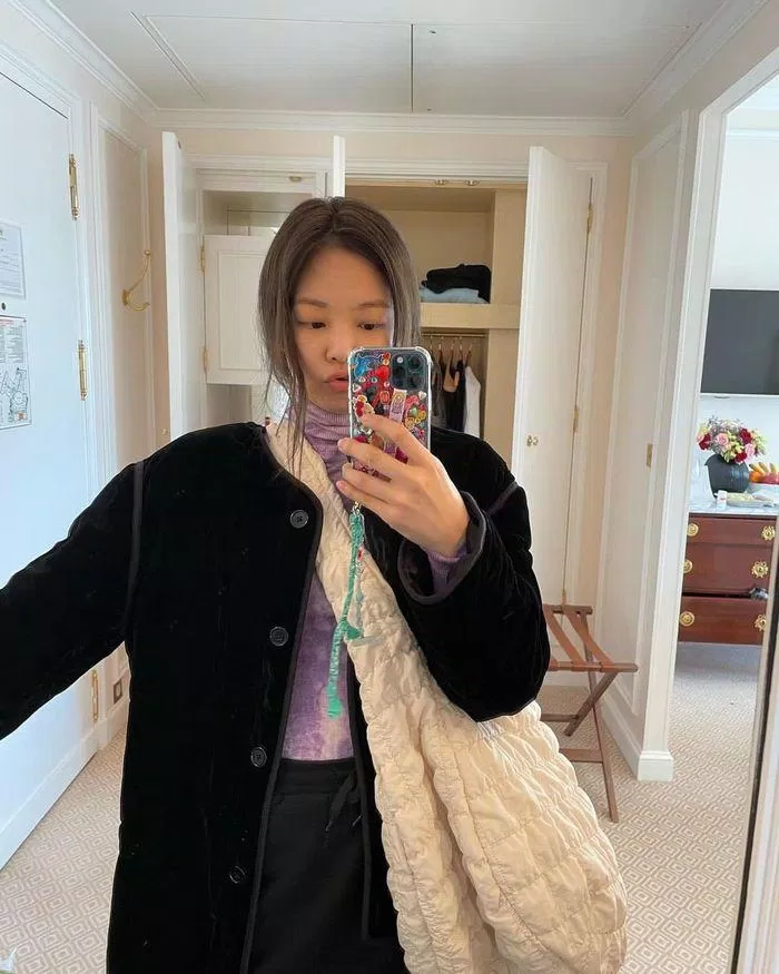 Jennie trong bức ảnh selfie đầy đáng yêu cùng với chiếc túi yêu thích của cô nàng (Ảnh: Internet) Jennie trong bức ảnh selfie đầy đáng yêu cùng với chiếc túi yêu thích của cô nàng (Ảnh: Internet)