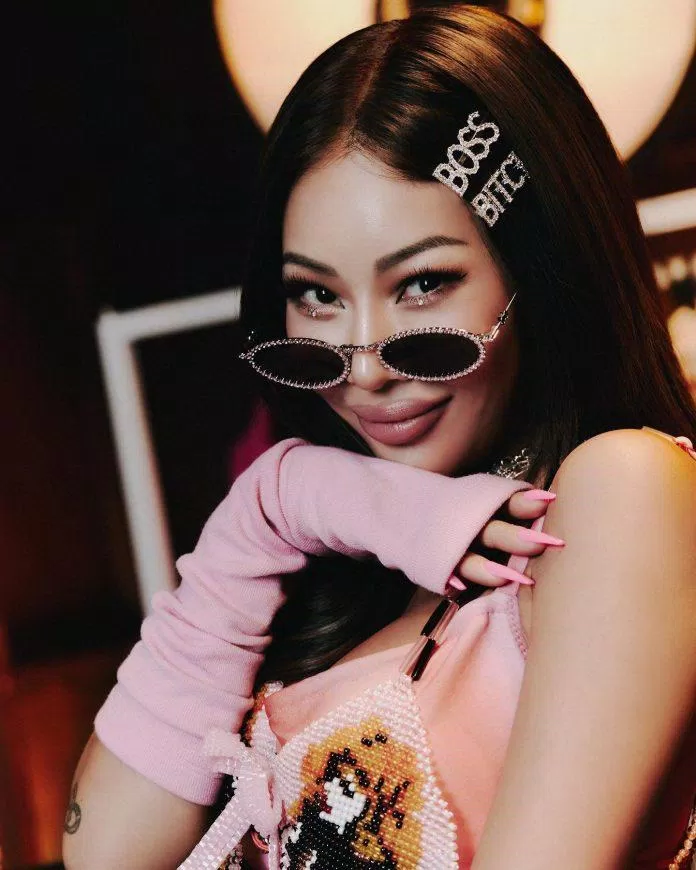 Jessi cũng từng đeo Lesyeuxdenini 02 (Ảnh: Internet)