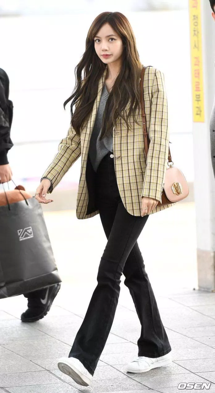 Outfit quần jean, áo thun và khoác áo blazer thời thượng (Nguồn: Internet)