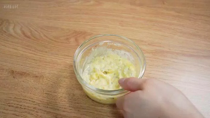 bơ tỏi phô mai (nguồn: Haeum Cooking)