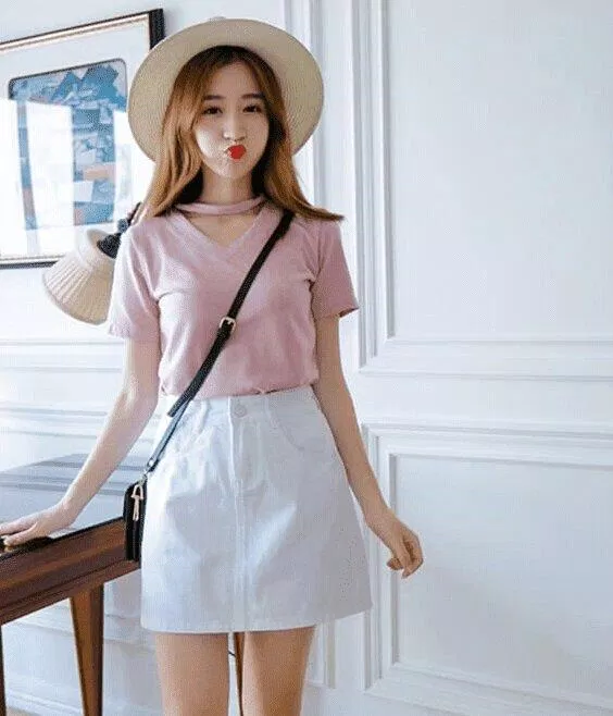 Chân váy chữ A phối với áo thun (Nguồn: internet) Chân váy chữ A phối với áo thun (Nguồn: internet)