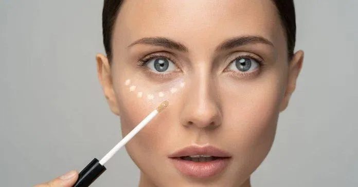 Những nốt mụn sẽ không hẳn là biến mất mà còn xuất hiện nhiều hơn nếu bạn che quá nhiều lớp kem (Ảnh: Internet)