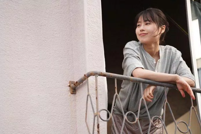 Cuộc sống của Chihiro bước sang trang mới khi làm việc tài cửa hàng bento (Ảnh: Netflix)