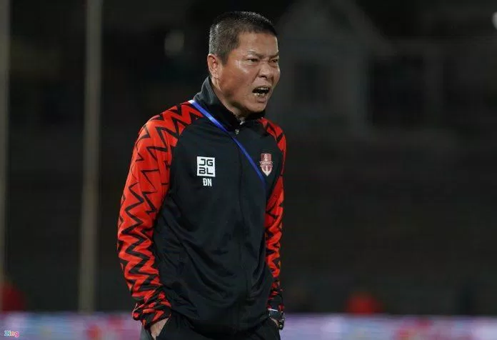 HLV Chu Đình Nghiêm cũng tỏ ra không hài lòng khi V.League phải tạm dừng (Ảnh: Internet)