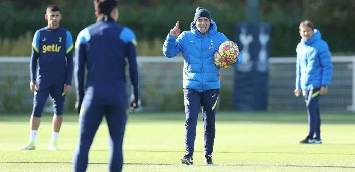 Antonio Conte sẽ làm mọi cách giúp đội bóng của mình chiến thắng Chelsea để trụ lại trong top 4 (Ảnh: Internet) Antonio Conte sẽ làm mọi cách giúp đội bóng của mình chiến thắng Chelsea để trụ lại trong top 4 (Ảnh: Internet)