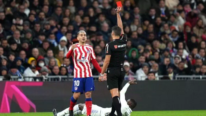 Tấm thẻ đỏ ngớ ngẩn của Correa đẩy Atletico vào thế chơi thiếu người trong nửa sau của hiệp 2 (Ảnh: Internet)