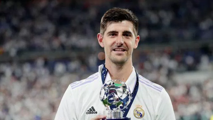 Courtois với màn trình diễn ổn định trong suốt mùa giải năm ngoái cùng Real Madrid xứng đáng có mặt trong đội hình xuất sắc nhất năm của FIFA (Ảnh: Internet) Courtois với màn trình diễn ổn định trong suốt mùa giải năm ngoái cùng Real Madrid xứng đáng có mặt trong đội hình xuất sắc nhất năm của FIFA (Ảnh: Internet)