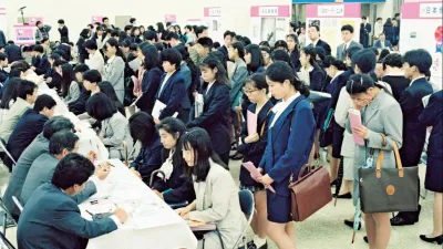 Người dân Nhật Bản xếp hàng dài dằng dặc để đi xin việc (Nguồn: Internet)