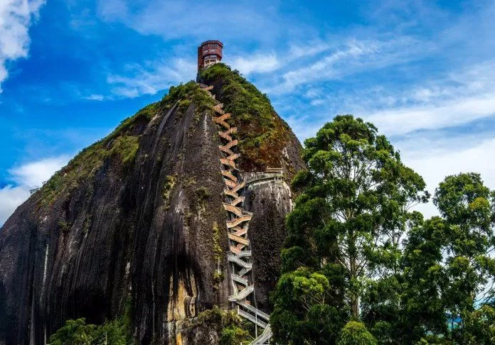 El Peñón de Guatapé, Colombia - Nguồn: Internet El Peñón de Guatapé, Colombia - Nguồn: Internet