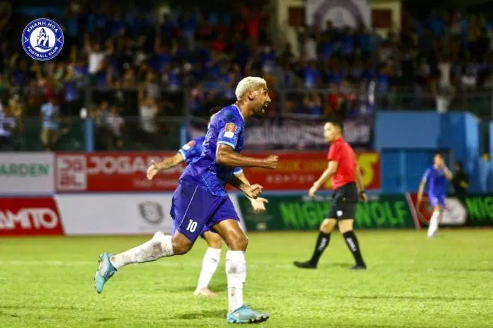 CLB Khánh Hòa có bàn gỡ 1-2 từ cú đánh đầu của Douglas ở phút 89 (Ảnh: Internet) CLB Khánh Hòa có bàn gỡ 1-2 từ cú đánh đầu của Douglas ở phút 89 (Ảnh: Internet)
