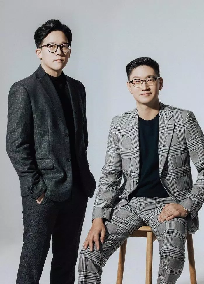 Trước đó, trong nội bộ SM đã xảy ra "đại chiến gia tộc" giữ Lee Soo Man và 2 CEO trẻ - người đại diện cho phần lớn cổ đông