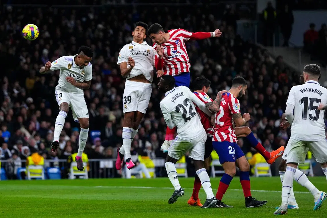 Jose Giminez có pha bật cao dũng mãnh đánh đầu mở tỉ số cho đội khách (Ảnh: Internet) Jose Giminez có pha bật cao dũng mãnh đánh đầu mở tỉ số cho đội khách (Ảnh: Internet)