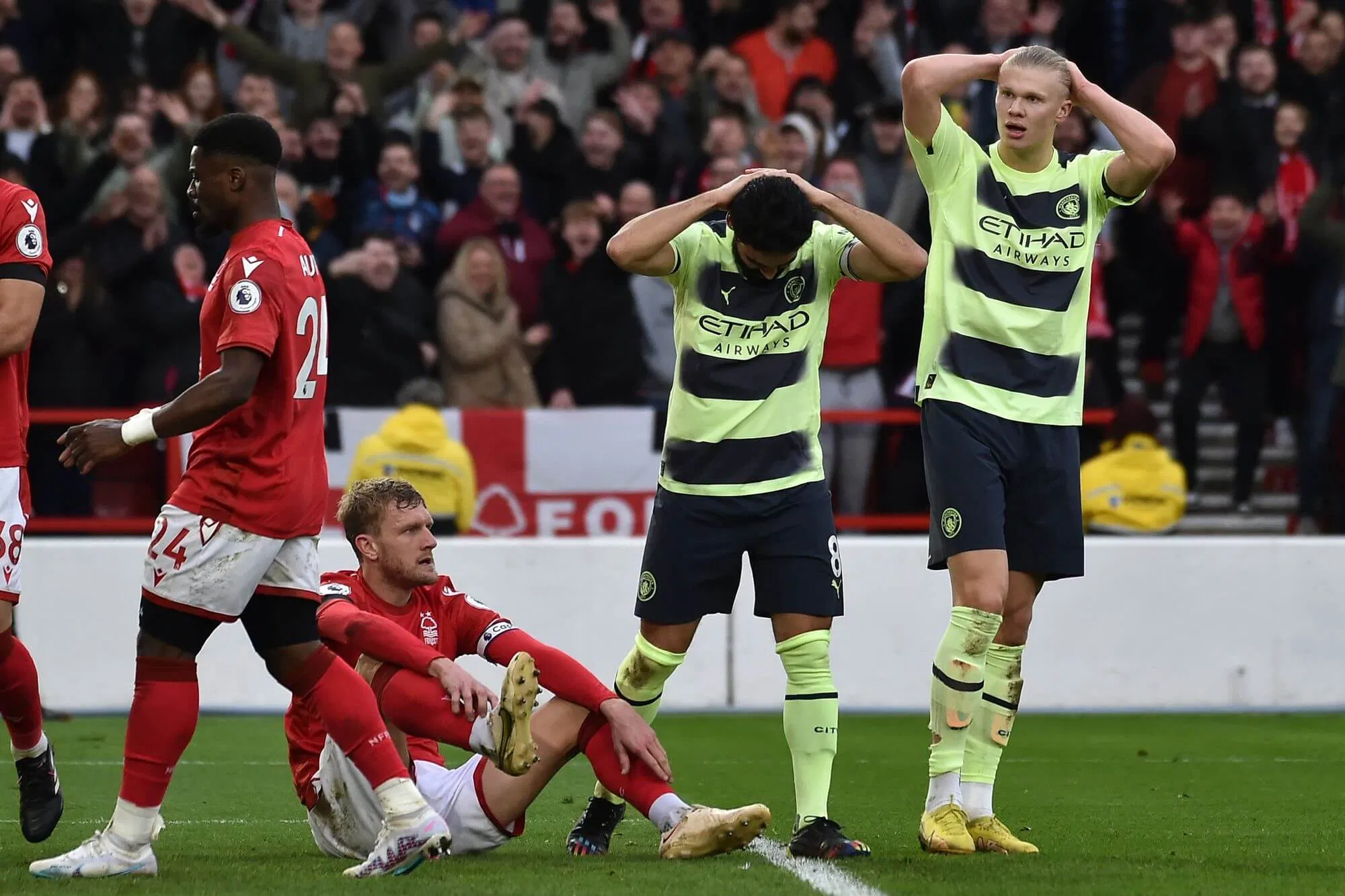 Haaland ôm đầu sau một pha bỏ lỡ không thể tin nổi (Ảnh: Internet) Haaland ôm đầu sau một pha bỏ lỡ không thể tin nổi (Ảnh: Internet)