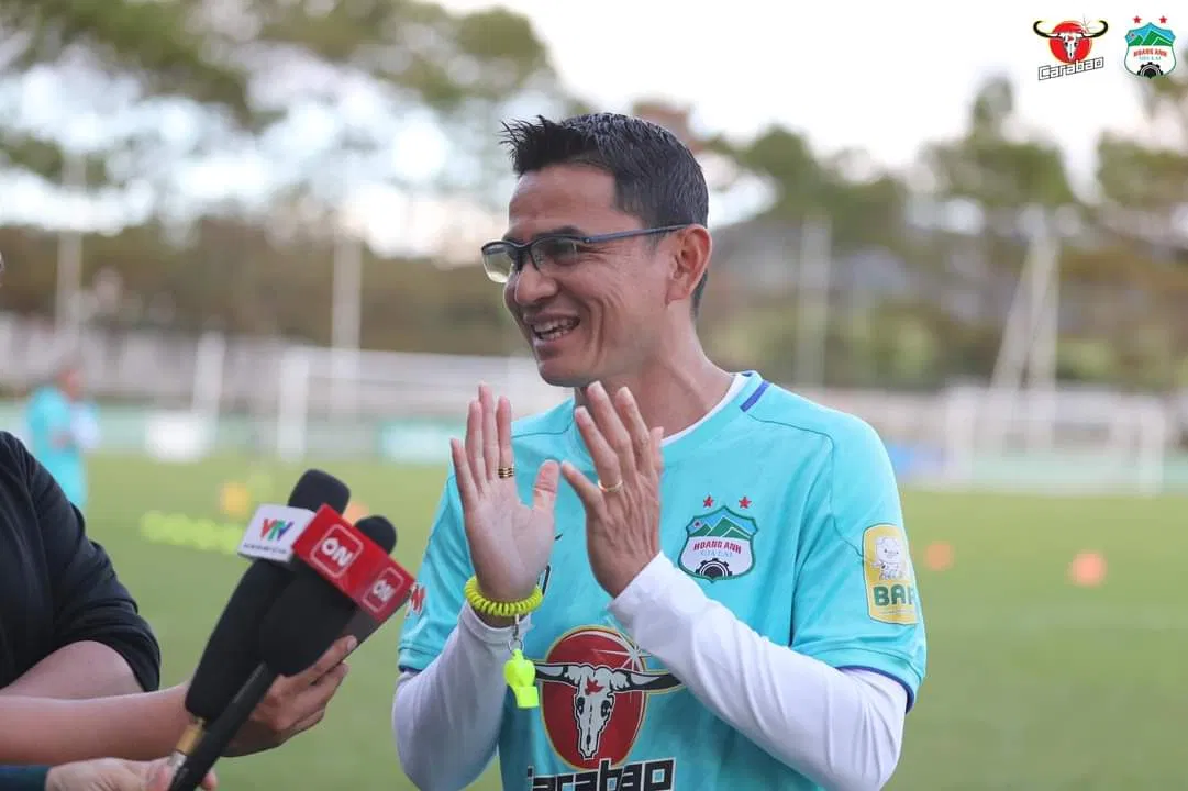 HLV Kiatisak đặt mục tiêu vào Top 5 V.League 2023 (Ảnh: Internet) HLV Kiatisak đặt mục tiêu vào Top 5 V.League 2023 (Ảnh: Internet)