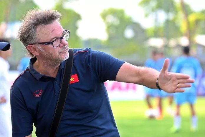 HLV Philippe Troussier đã vượt qua người tiền nhiệm và lập liền 3 kỷ lục là: Lớn tuổi nhất, lương cao nhất và thời hạn hợp đồng dài nhất. (Ảnh: Internet) HLV Philippe Troussier đã vượt qua người tiền nhiệm và lập liền 3 kỷ lục là: Lớn tuổi nhất, lương cao nhất và thời hạn hợp đồng dài nhất. (Ảnh: Internet)