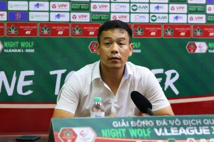 HLV Nguyễn Huy Hoàng tỏ ra tiếc nuối khi SLNA không thể giành trọn 3 điểm tại đường Biển (Ảnh: Internet)