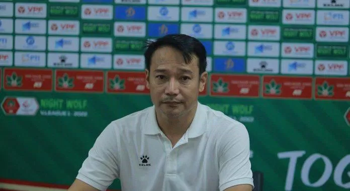 "Mất 3 điểm phút cuối là điều đáng tiếc. Đây là trận đấu hay, chất lượng chuyên môn cao. Tiếc là chúng tôi mất điểm ở những phút bù giờ. 1 điểm cũng là tạm được với Nam Định", HLV Vũ Hồng Việt cho hay. (Ảnh: Internet) "Mất 3 điểm phút cuối là điều đáng tiếc. Đây là trận đấu hay, chất lượng chuyên môn cao. Tiếc là chúng tôi mất điểm ở những phút bù giờ. 1 điểm cũng là tạm được với Nam Định", HLV Vũ Hồng Việt cho hay. (Ảnh: Internet)