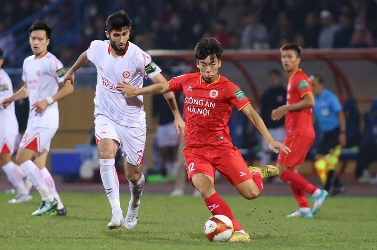 Hoàng Văn Toản (áo đỏ) bị treo giò 3 trận vì vào bóng thô bạo với Hoàng Đức (Ảnh: Internet) Hoàng Văn Toản (áo đỏ) bị treo giò 3 trận vì vào bóng thô bạo với Hoàng Đức (Ảnh: Internet)