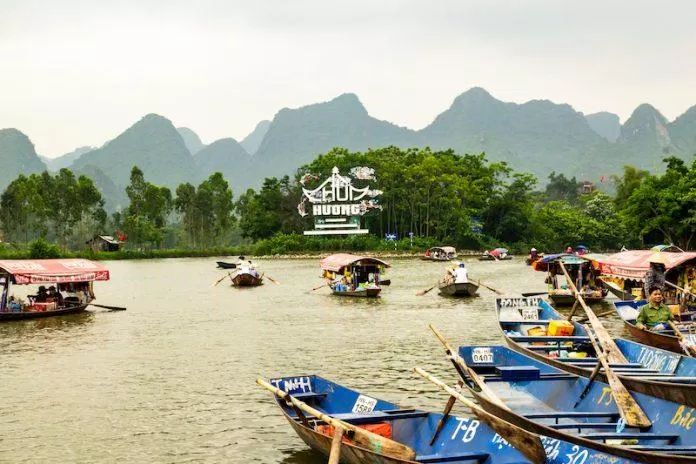 Thăm viếng chùa Hương có thể đi bằng đường bộ hoặc đường thủy (Ảnh: Internet)