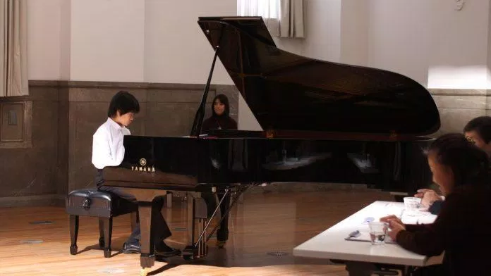 Cậu bé Kenji và âm nhạc Clair de Lune trong phân đoạn xúc động cuối phim (Nguồn: Internet)