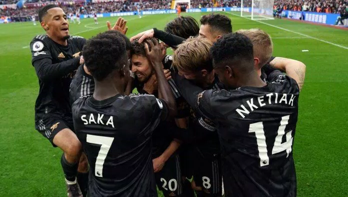 Đồng đội lao về phía Jorginho ăn mừng siêu phẩm đầu tiên của anh cho Arsenal ở Premier League (Ảnh: Internet) Đồng đội lao về phía Jorginho ăn mừng siêu phẩm đầu tiên của anh cho Arsenal ở Premier League (Ảnh: Internet)