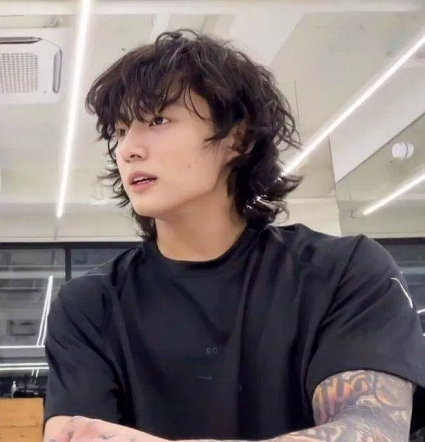 Lần này Jungkook đã khoe kiểu tóc mới thời thượng của mình. (Ảnh: Internet)